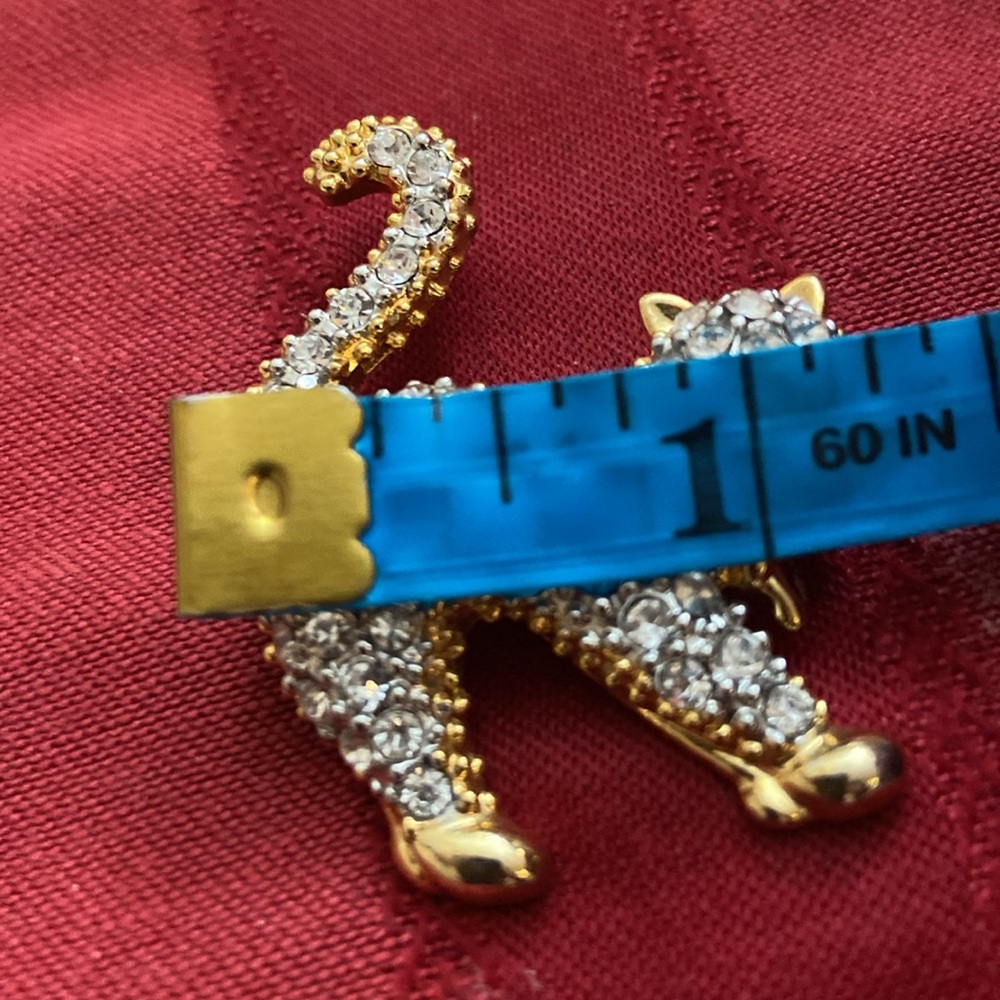 Vintage 90s Rhinestoned Gold Toned Crouching Cat with Green Eyes Broach - Picture 6 of 6